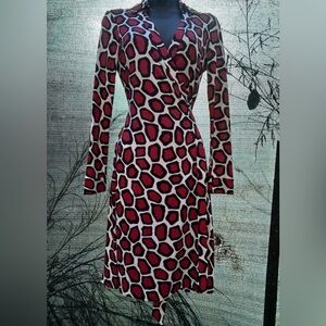 Diane Von Furstenberg 100% Silk Red and White Geometric Pattern 3/4 Sleeve Dress